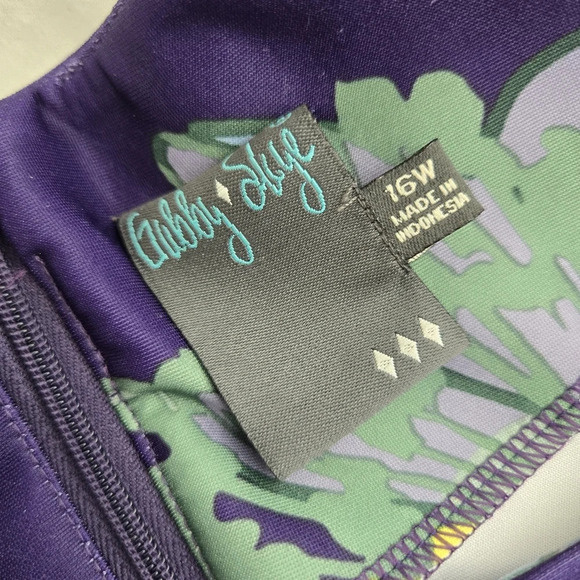 Botanical Bodycon Dress EUC - Picture 4 of 10